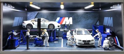 免運現貨汽車模型機車模型1：18 寶馬M主題三四五車位停車場修理廠景模型帶燈光電動防塵罩BMW