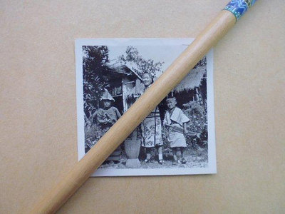 文獻史料館*老照片=小朋友在日月潭穿原住民衣服合影老照片(k365-12)