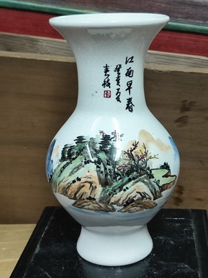 收藏一支漂亮精緻由中華陶瓷廠當年所製作的花瓶"江南早春" 圖騰華麗豐盛!