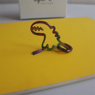 【全館免運】agnesb幻彩恐龍包掛件金屬可愛卡通 鑰匙扣 情侶配件