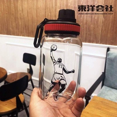 东洋会社(現貨) 時尚運動籃球玻璃杯 大容量水杯 隨身瓶 水壺 附隔熱杯套/濾茶器600ML