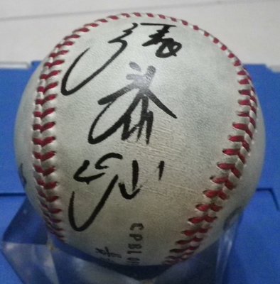 棒球天地---賣場唯一---森林王子 張泰山 簽名中華職棒實戰比賽球.字跡漂亮