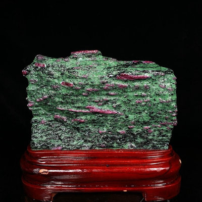 奇石 原石擺件 緬甸紅綠寶 天然原礦帶座高16.5×17×5.5cm 重2.4公斤 編號450131