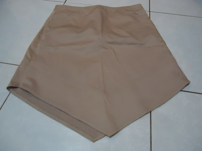 Y.A.P. 米棕色彈性斜邊短裙,97%棉,尺寸L,腰圍30.5吋,全新未穿標籤未剪,降價大出清