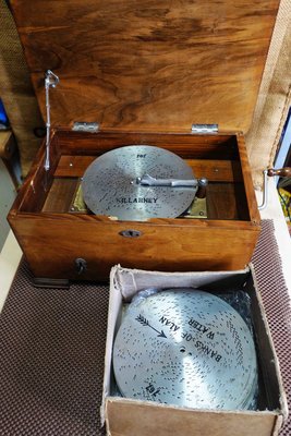 歐洲古董音樂盒 金屬碟片 手搖機械發條式 贈12張音樂碟片