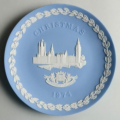 英國皇室精品 Wedgwood Jasper 碧玉 絕版藍底白浮雕經典系列年度盤 (送 1974 年次親友最佳的禮物) 