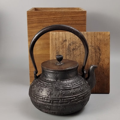 。明治時期左右京都龍善堂造日本鐵壺。丸形甑口。木