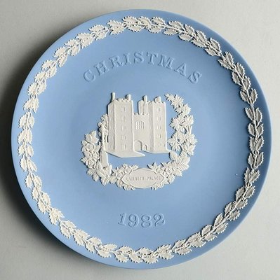 英國皇室精品 Wedgwood Jasper 碧玉 絕版藍底白浮雕經典系列年度盤 (送 1982 年次親友的最佳禮物)