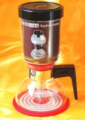 優麗寶 2人份 多用電磁虹吸壺壺底獨有的導磁金屬膜專利設計，可直接在電磁爐上使用