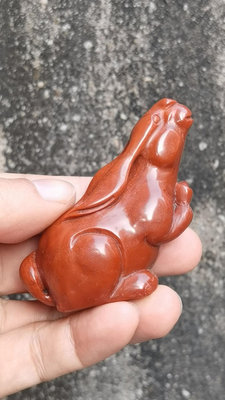 家里人早年收藏的壽山石大兔子，全紅色壽山石，長7.5厘米，重22601