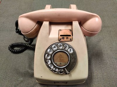 【老時光小舖】早期淡粉色-電木製投幣式撥盤電話-附鑰匙(罕見品)