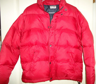 GIORDANO 香港製亮紅色無帽高領蓬鬆羽絨外套,70%羽絨,尺寸M,肩寬48cm,胸寬60.5cm,少穿降價大出清