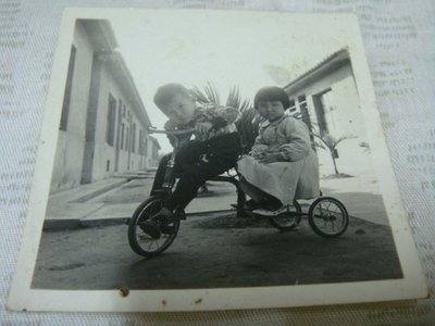 【早期老照片】民國50年代 兒童三輪車 合照 6X6 公分