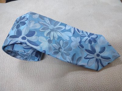 (二手服飾配件)日本KENZO淡藍色系經典花朵紋休閒款純絲領帶(A888)