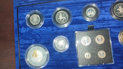 2000年千禧年，英國精制全銀套幣，帶濯足套幣。