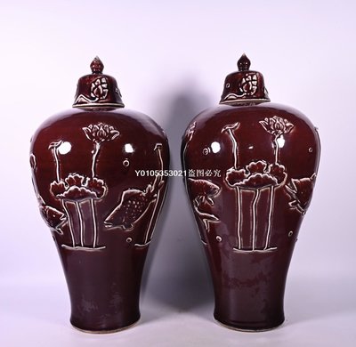 祭紅釉浮雕魚藻紋梅瓶一對，高50×26公分R101500-3624