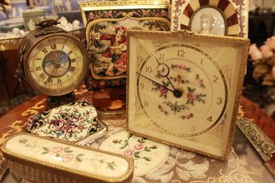 【家與收藏】賠本出清稀有珍藏歐洲百年古董英國古典手工刺繡銅浮雕古董機械桌鐘 7