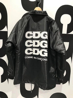 大東全球購~Comme des Garcons 川久保玲cdg 三重LOGO 限定店鋪 加絨教練夾克