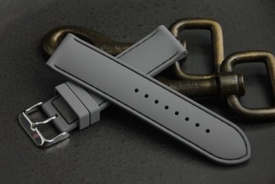 22mm 直身~超優手感平面科技灰色高質感矽膠錶帶~黑線～智慧錶可用seiko oris