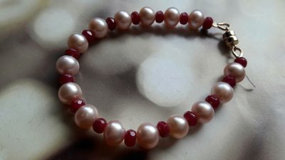 天然珍珠串珠手鍊～使用14k注金配件、天然珍珠及天然紅寶石~僅此件~襯膚色~母親節禮物推薦