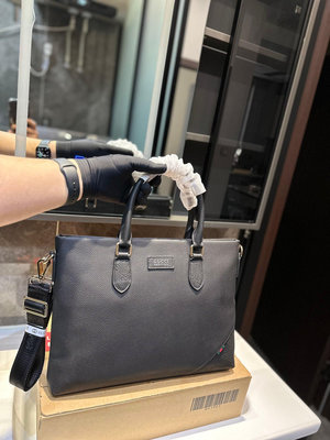 【二手包包】Gucci 純皮 公文包 同步新款意大利產地 皇室品牌 非凡享受 男包 優選 融入 絕對爆款市場 NO243704
