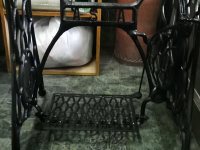 收藏一座台灣早期的老裁縫車腳架,懷舊~~實用!