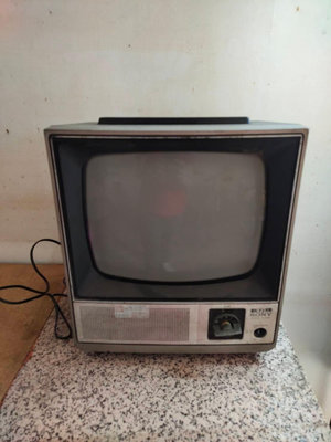 【老時光小舖】早期普普懷舊味-手提式新力牌電視機(無播放功能.純收藏擺飾)