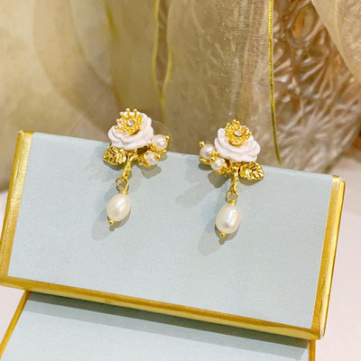 【MOMO全球購】法國Les Nereides永恒玫瑰系列 白玫瑰花朵與珍珠金葉子 耳釘耳夾