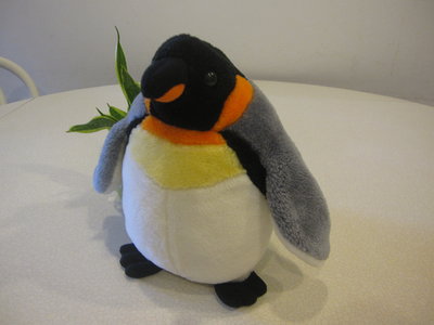 國王企鵝 布偶 玩偶 絨毛玩具。高度約20cm，身圍40cm。可反摺變成橄欖球。二手。附贈小企鵝。所得捐公益。