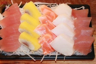 東港順記    超鮮 綜合生魚片 (現撈)  旗魚 海鱺  鮭魚 黃金魚卵   (生食級商品)