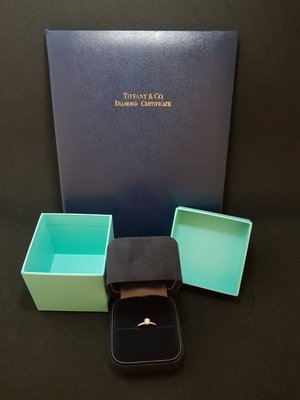 《三福堂國際珠寶名品1139》Tiffany經典六爪鑽戒 F VS1