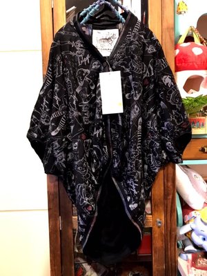 ++特價++新品入荷  日本購入 黑色滿版笑笑貓撲克牌香菇繪本獨特印花罩衫外套(黑)(M) 印花好特別喔!