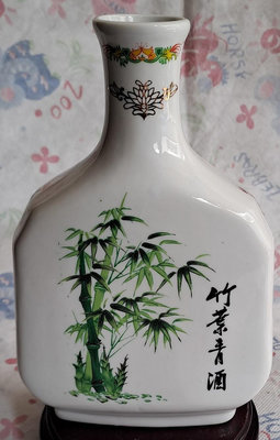 竹葉青酒"  慶祝中華民國七十一年國慶紀念酒 空瓶