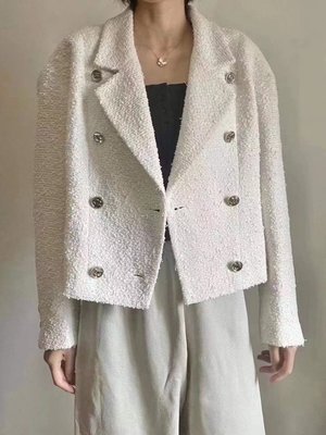 Chanel 香奈兒 白月光/櫻花花 經典毛呢外套，說廓形設計，穿上特別舒服，白色氣質，粉色溫柔💕真絲內裡，怎麼搭都好美！