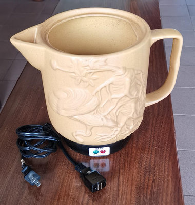 二手商品，缺壺蓋的華鼎陶瓷煎藥壺，容量約2,750 c.c.，功能正常