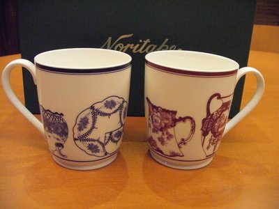 日本製  NORITAKE 紅藍古瓷器圖騰骨瓷馬克杯組（含手提袋）一組/ 3pcs(絕版品)