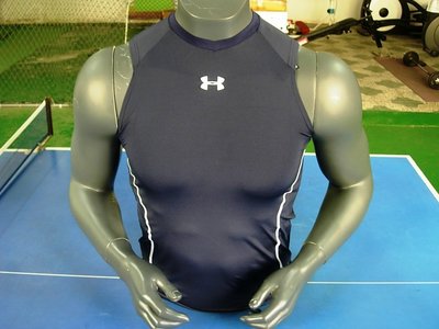 ((綠野運動廠))~最新原裝進口UA HG SONIC緊身V領無袖背心,透氣舒適超排汗~修身版型~(免運費)