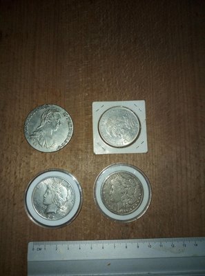 早期的銀幣四枚一組，含奧地利大奶媽一枚，墨西哥鷹洋一枚，美國摩根一枚，美國鷹洋一枚，共四枚一組，希少