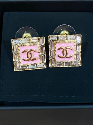 Chanel 24S 粉色方型水鑽耳環