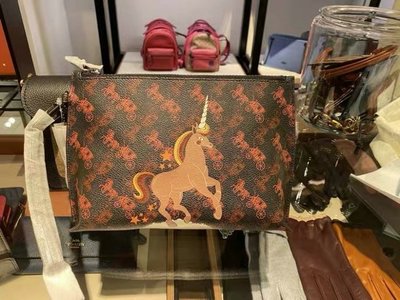 （Outlet特惠）COACH 86106 新款女士獨角獸馬車印花手拿包 拉鏈大號手腕包 附購買證明