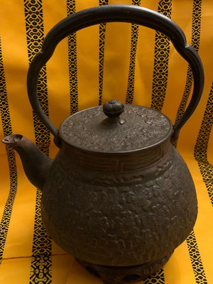 日本南部名器巖鑄造大鐵壺老鐵壺。壺高24cm，寬21cm，重