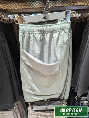 南🔥2023 5月 ADIDAS 運動短褲 休閒 大口袋 工裝風 彈性褲頭 男款 米 IA8133