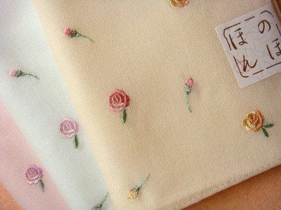 日本製刺繡小玫瑰全棉手帕  藍色 米白 粉色 刺繡小玫瑰 玫瑰手帕 方巾 手絹 日本手帕【小雜貨】