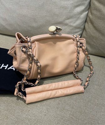 Chanel古董包 香奈兒便宜出售 可愛的裸粉色粉膚色 水餃包，復古鈕扣開口， 絕版品 鏈條包 可肩背， 側背包
