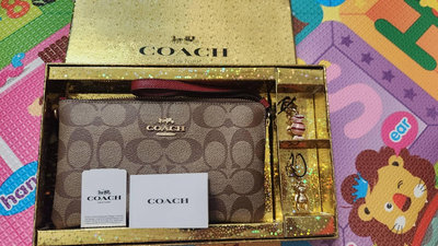 COACH C LOGO皮革大型手拿包+雙吊飾禮盒組-卡其