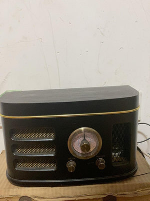 日本原裝古董 收音機，成色很好，不開機，喜歡的拿去自己鼓搗，