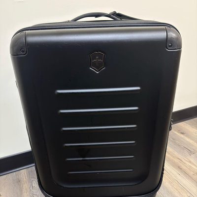Victorinox 瑞士維氏 27吋中型側開前開四輪硬殼PC行李箱（追蹤系統），二手品，使用約一年～台中市可面交～於桃園華泰名品城購入，有購買記錄