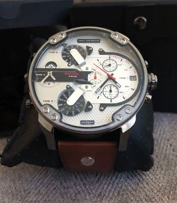 DIESEL MrDaddy2.0 白色錶盤 棕色皮革錶帶 石英 三眼計時 男士手錶 DZ7394