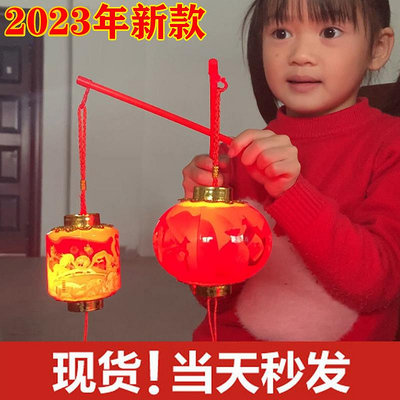 燈籠 新年用品 2023新年手提發光七彩小燈籠掛飾春節裝飾園-多多百貨