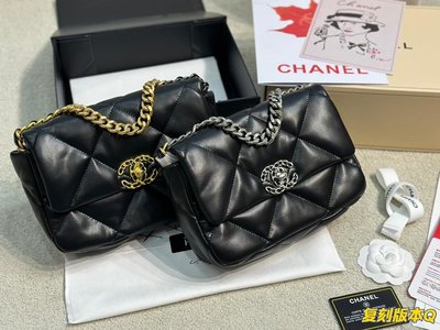 全套包裝Chanel19 bag 自從歐陽娜娜帶貨后全球斷貨很難買到 皮質是羊皮有點像羽絨服包包 NO146470